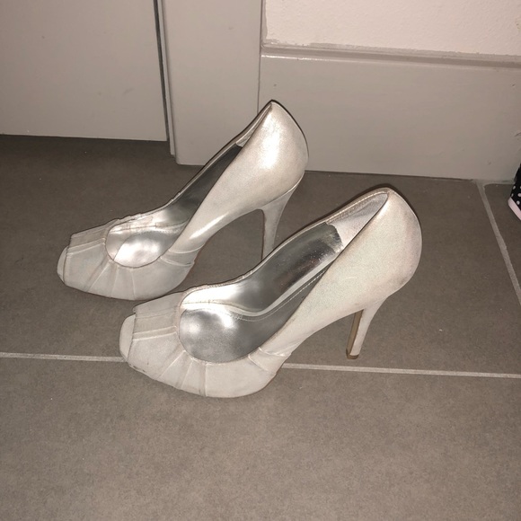 ALDO- peep toe heels in pearl white - Picture 2 of 8
